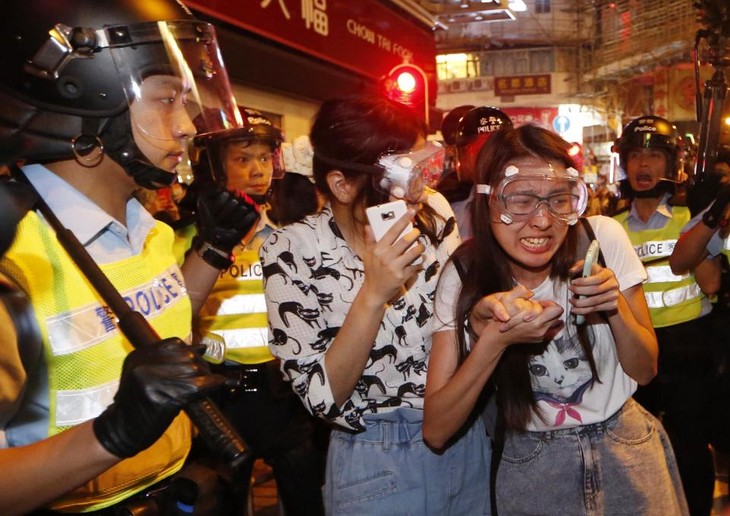 Hong Kong police arrest 26 protestors in Mong Kok - ảnh 1